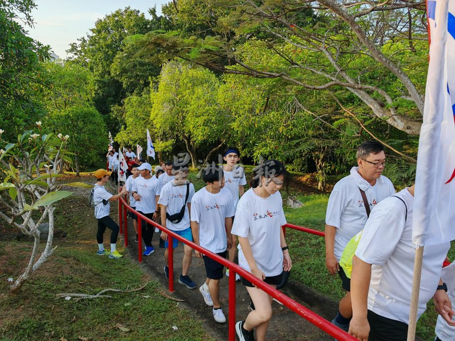 (古城封面主文)800人步行2公里再上三宝山,重温护山历史