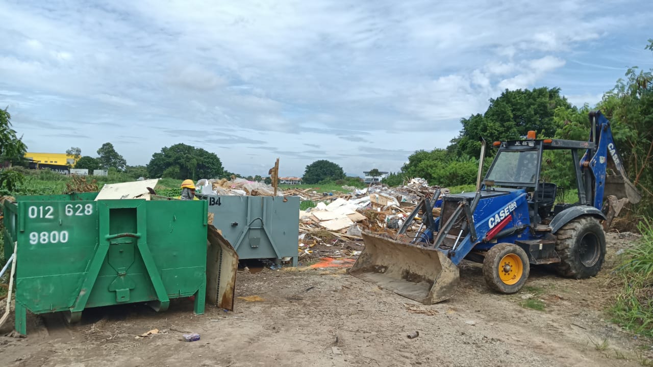 (古城封面主文)执法人员暗中埋伏逮捕非法丢垃圾者