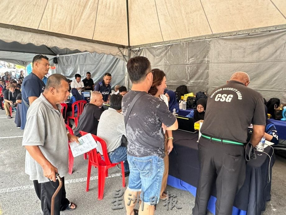 （古城封面主文／签发）甲交警50%折扣优惠 民众提早2小时排队缴罚单
