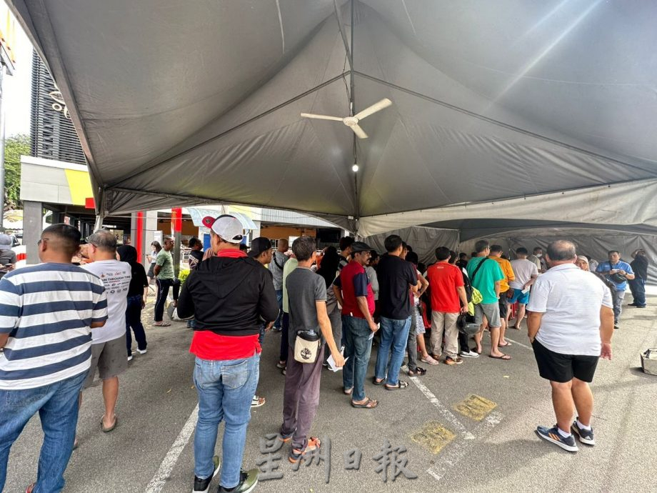（古城封面主文／签发）甲交警50%折扣优惠 民众提早2小时排队缴罚单