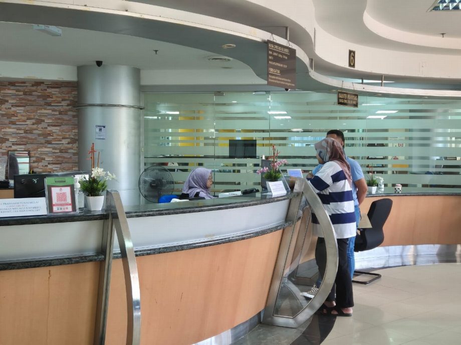 (古城封面副文)1月1日起,市政厅不收现金