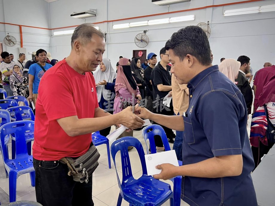 (古城封面副文)爱极乐派发援助金予169名水灾灾民