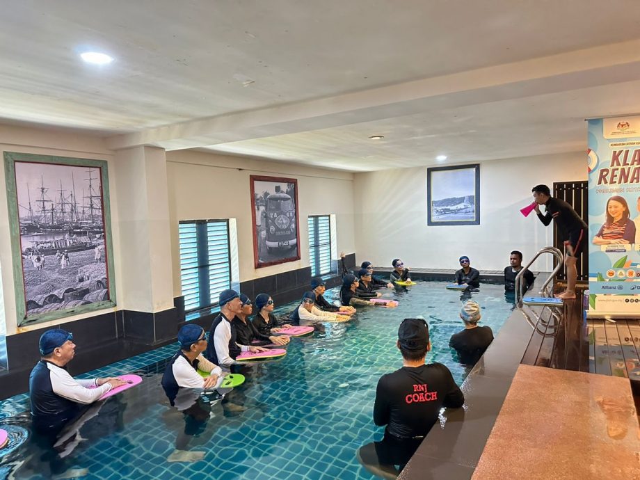 (古城封面副文)甲市区国会及青体局联办乐龄游泳班 两位75岁阿嫲也参与