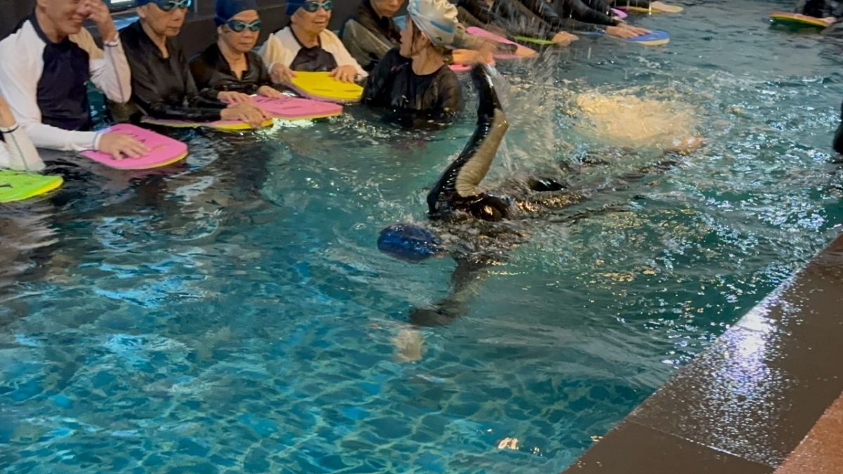 (古城封面副文)甲市区国会及青体局联办乐龄游泳班 两位75岁阿嫲也参与