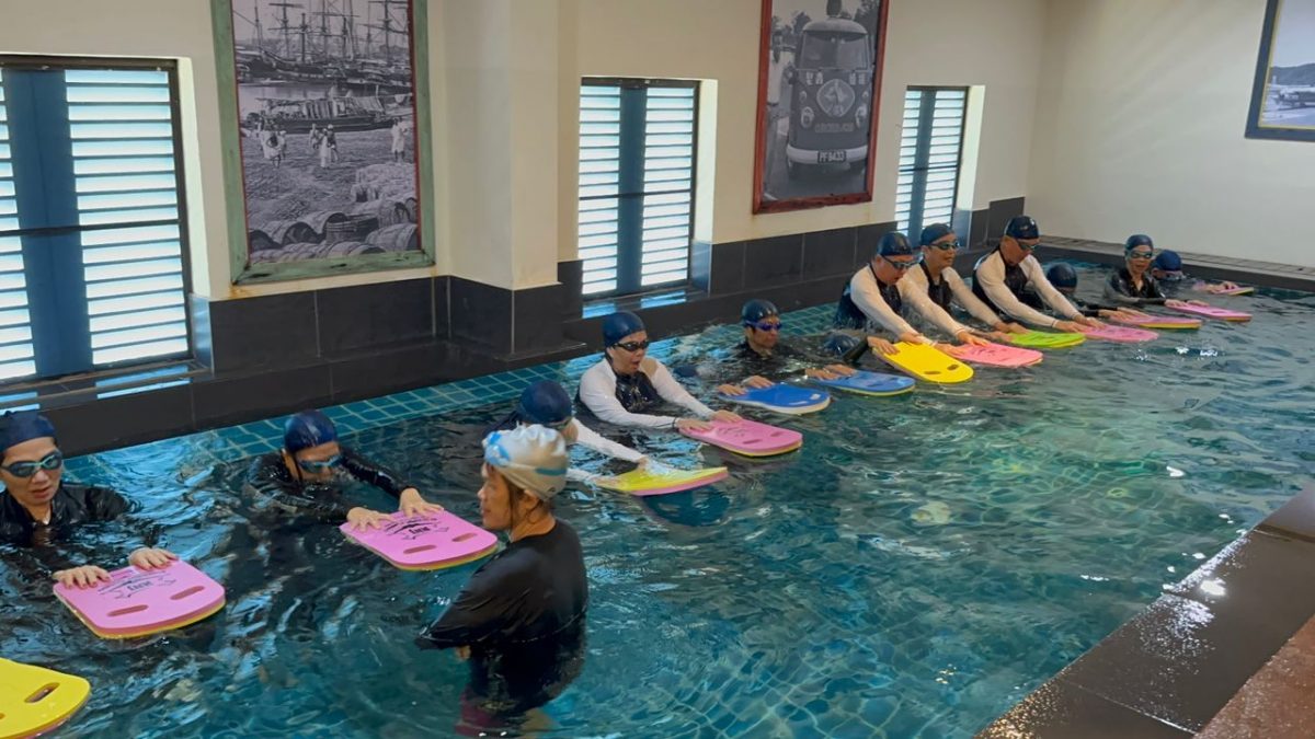 (古城封面副文)甲市区国会及青体局联办乐龄游泳班 两位75岁阿嫲也参与