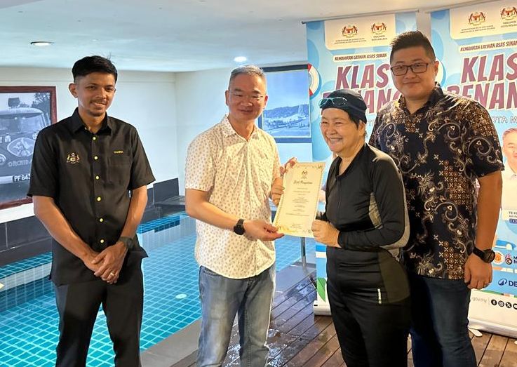 (古城封面副文)甲市区国会及青体局联办乐龄游泳班 两位75岁阿嫲也参与