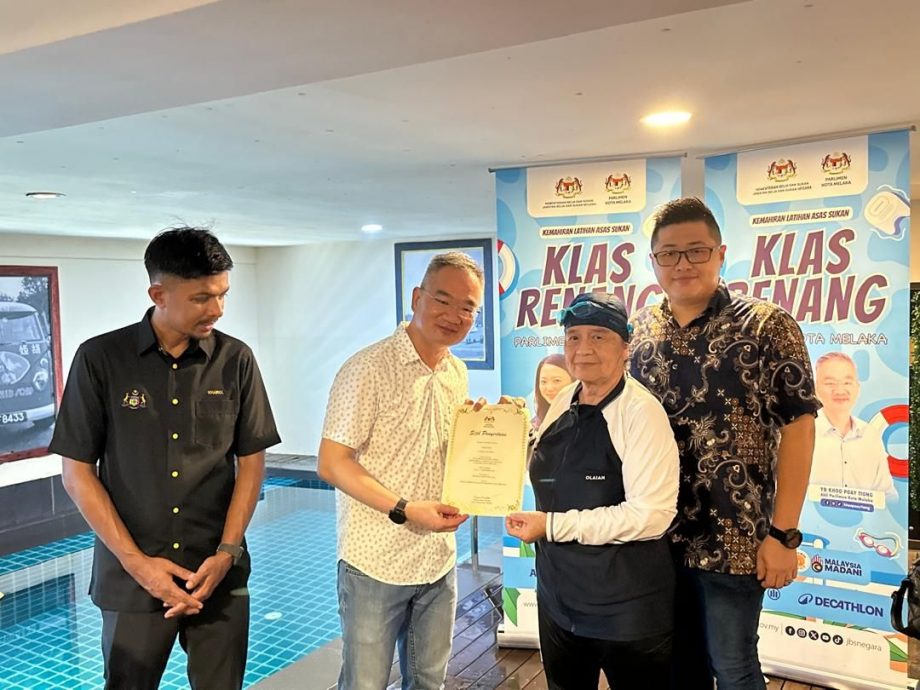 (古城封面副文)甲市区国会及青体局联办乐龄游泳班 两位75岁阿嫲也参与