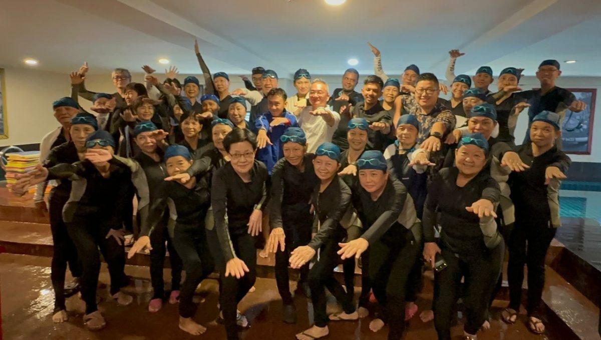 (古城封面副文)甲市区国会及青体局联办乐龄游泳班 两位75岁阿嫲也参与