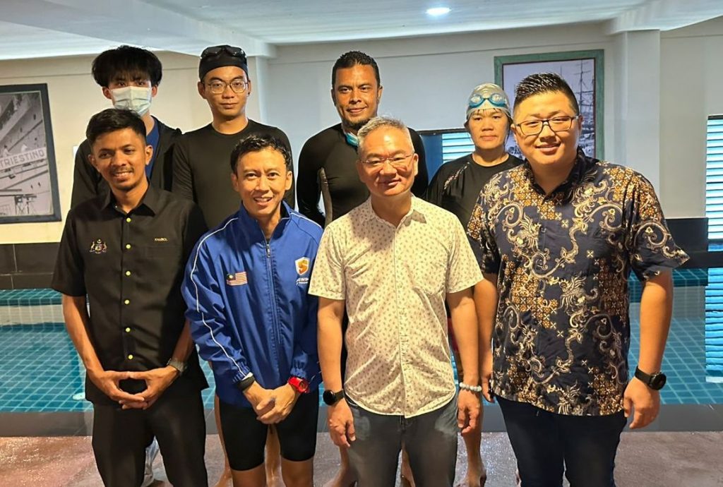 (古城封面副文)甲市区国会及青体局联办乐龄游泳班 两位75岁阿嫲也参与