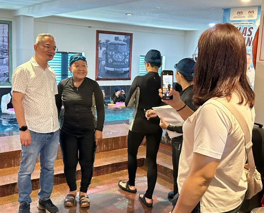 (古城封面副文)甲市区国会及青体局联办乐龄游泳班 两位75岁阿嫲也参与