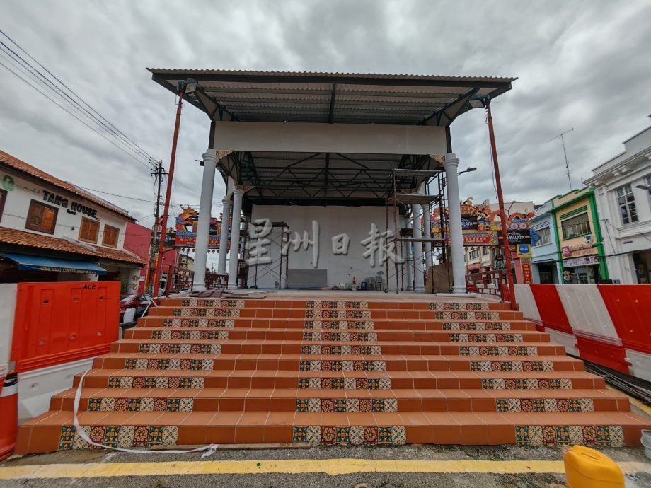 (古城封面副文)鸡场街舞台提升预计今年结束前竣工