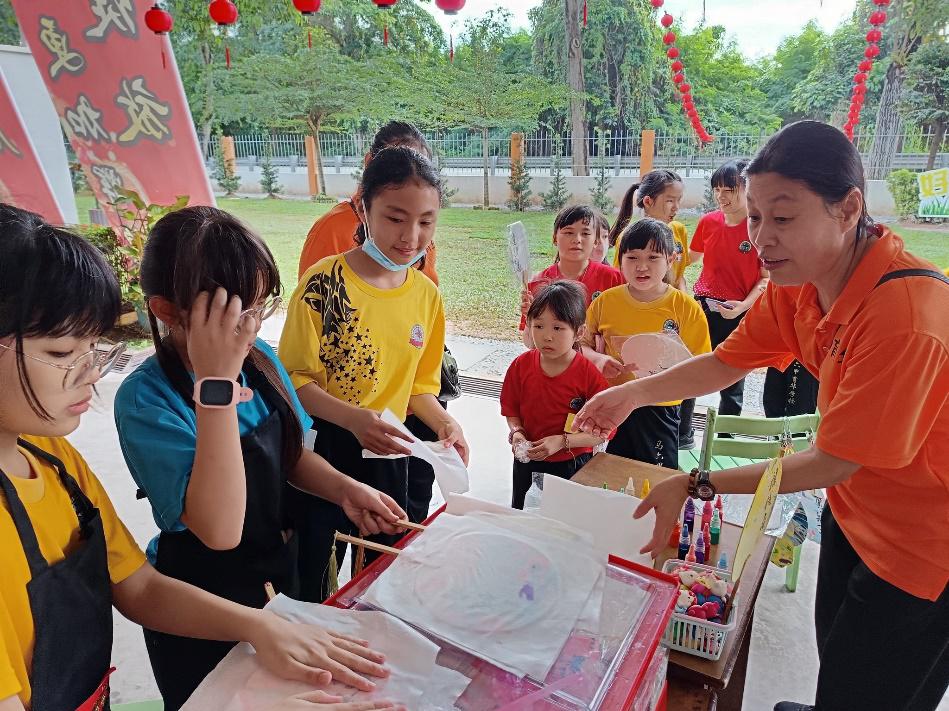 (古城第5版主文)育华学校“小小企业家买卖会”