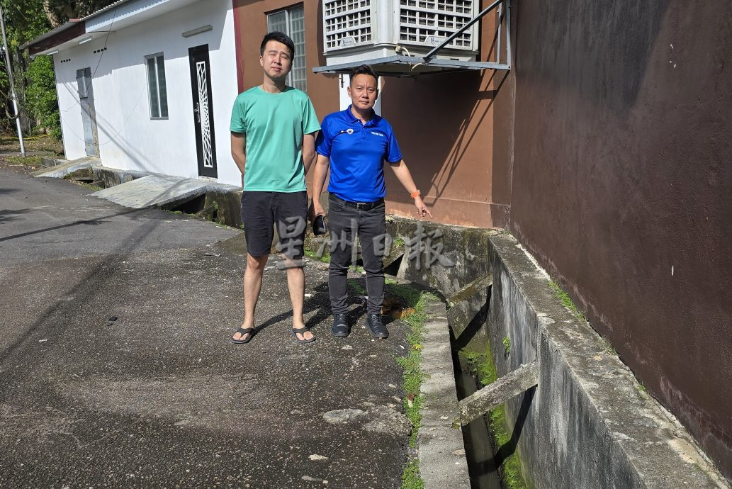 （古城第三版主文）后巷沟渠没清理飘臭 商家大喊受不了