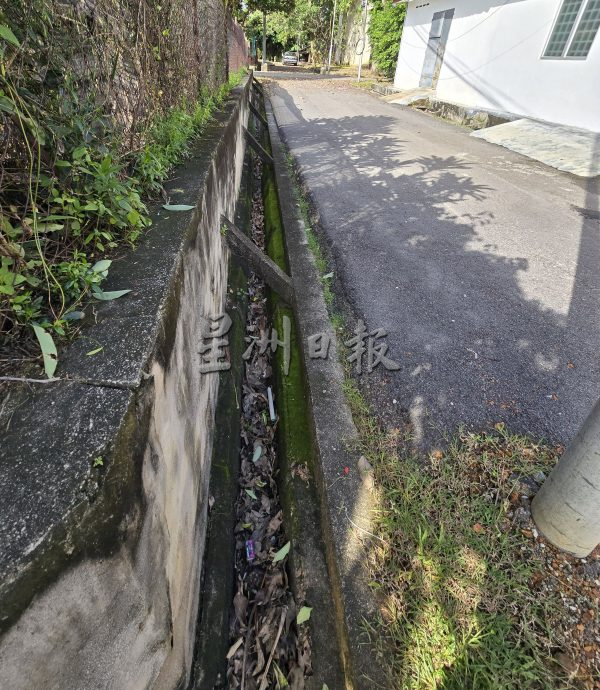 （古城第三版主文）后巷沟渠没清理飘臭 商家大喊受不了