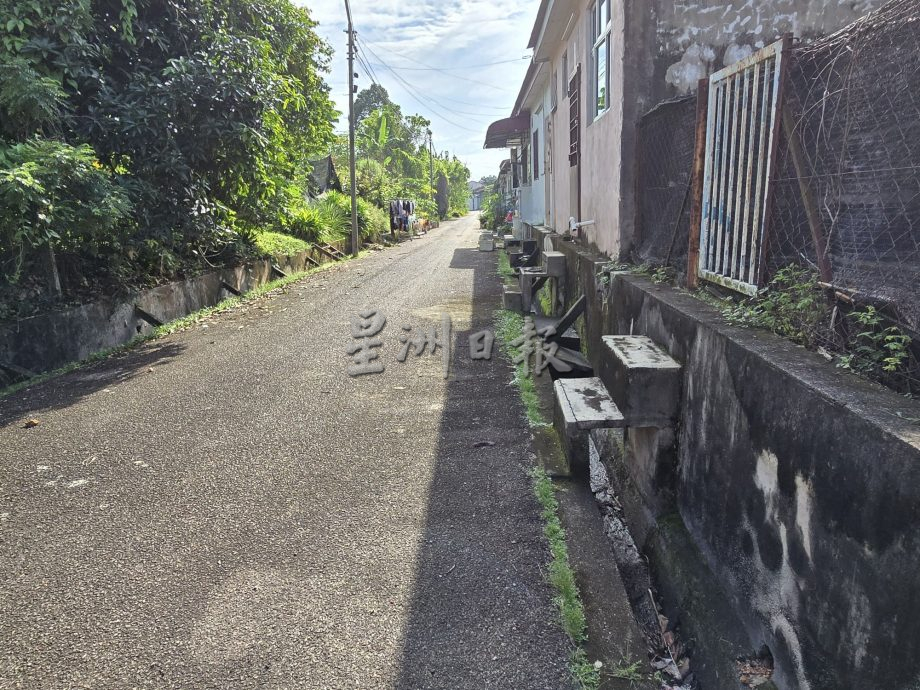 （古城第三版主文）后巷沟渠没清理飘臭 商家大喊受不了