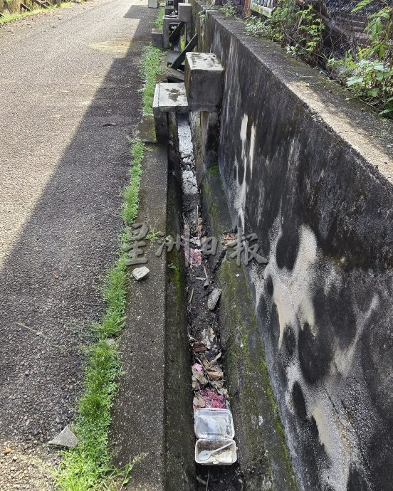 （古城第三版主文）后巷沟渠没清理飘臭 商家大喊受不了