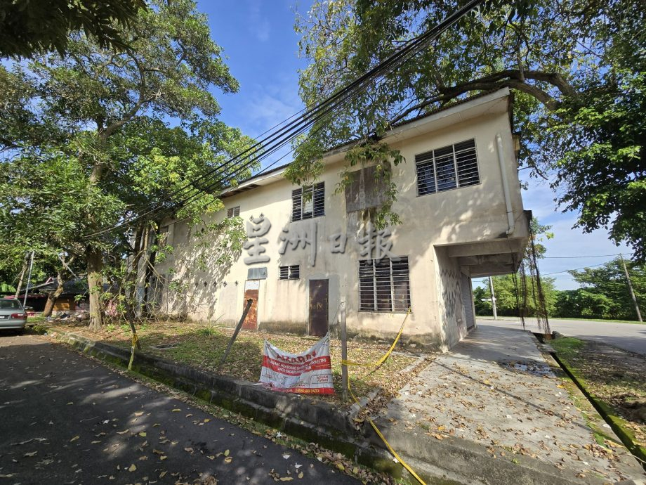 （古城第三版主文）后巷沟渠没清理飘臭 商家大喊受不了