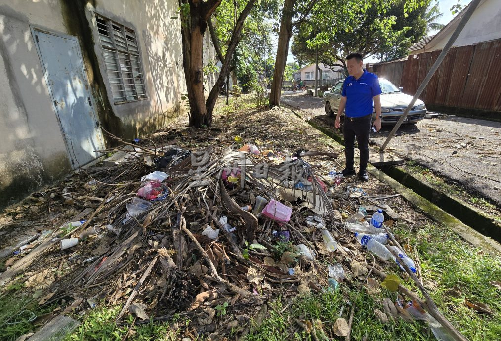 （古城第三版主文）后巷沟渠没清理飘臭 商家大喊受不了