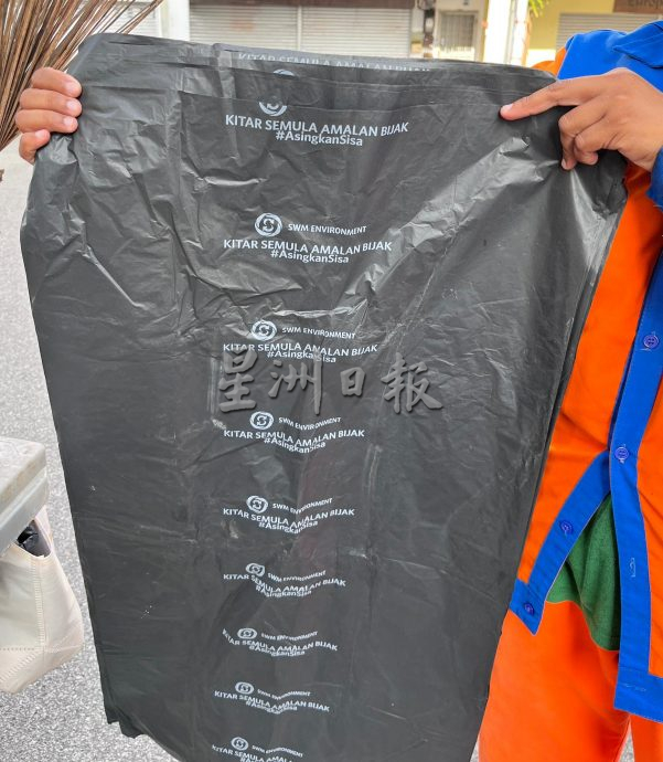 (古城第二版主文)敬业乐业——清洁工人守护着城市的清洁与美丽