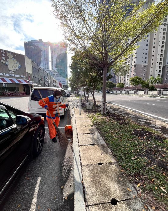 (古城第二版主文)敬业乐业——清洁工人守护着城市的清洁与美丽