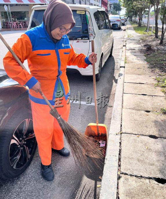 (古城第二版主文)敬业乐业——清洁工人守护着城市的清洁与美丽