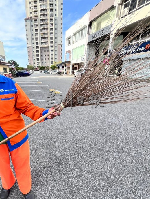(古城第二版主文)敬业乐业——清洁工人守护着城市的清洁与美丽