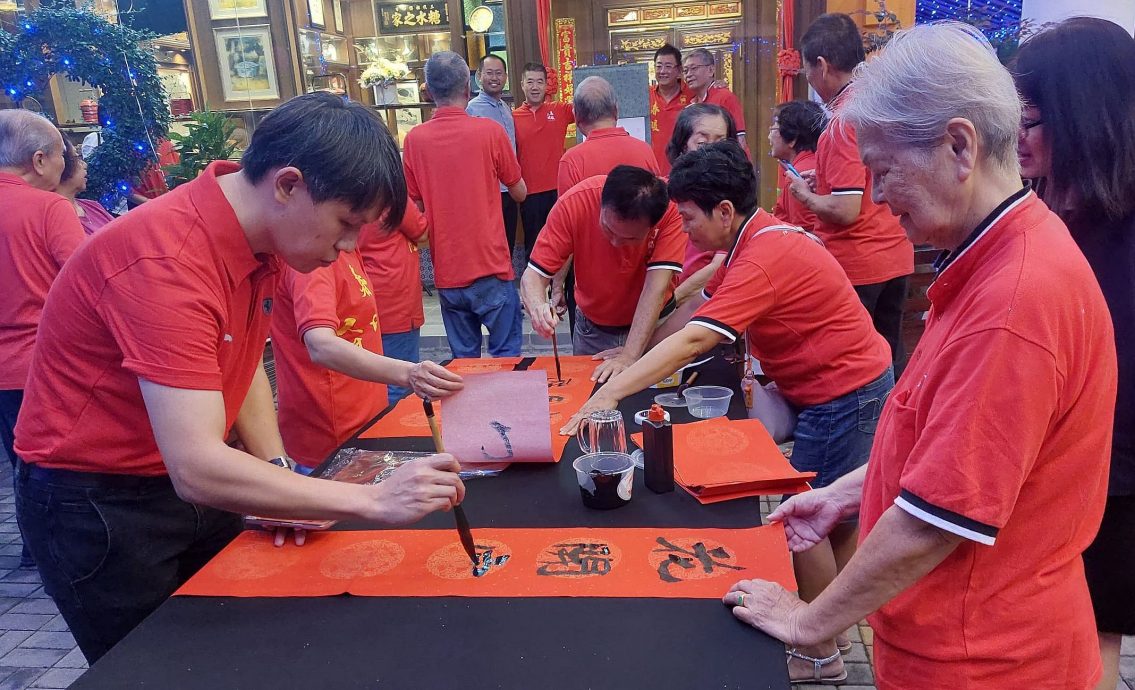 (古城第二版主文)春暖人间,家家贴春联率先带动新春气氛