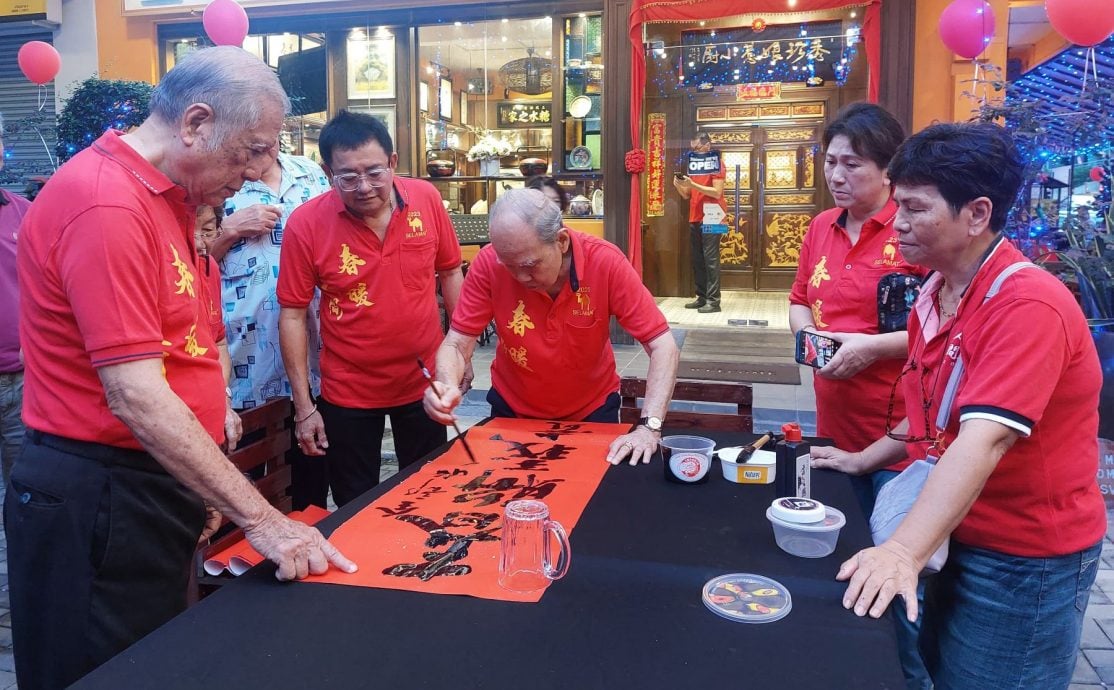 (古城第二版主文)春暖人间,家家贴春联率先带动新春气氛