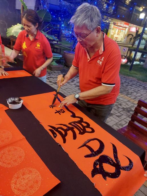 (古城第二版主文)春暖人间,家家贴春联率先带动新春气氛