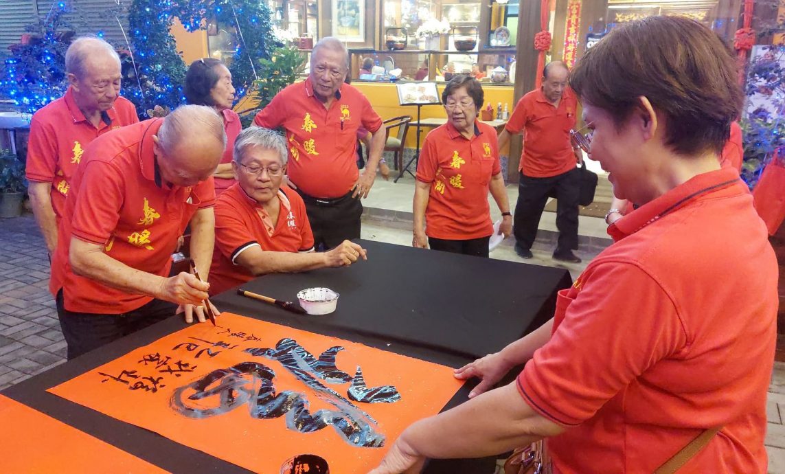 (古城第二版主文)春暖人间,家家贴春联率先带动新春气氛