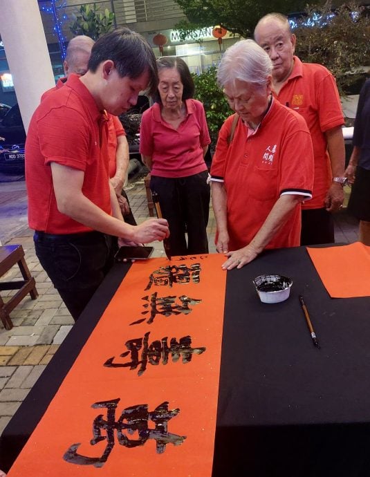 (古城第二版主文)春暖人间,家家贴春联率先带动新春气氛
