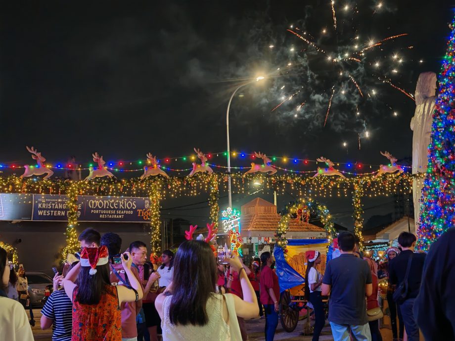 (古城第二版主文)细雨如丝市民到葡萄牙村尽情迎接圣诞节