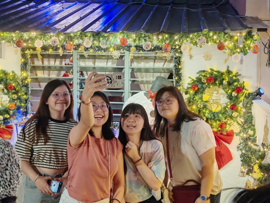 (古城第二版主文)细雨如丝市民到葡萄牙村尽情迎接圣诞节