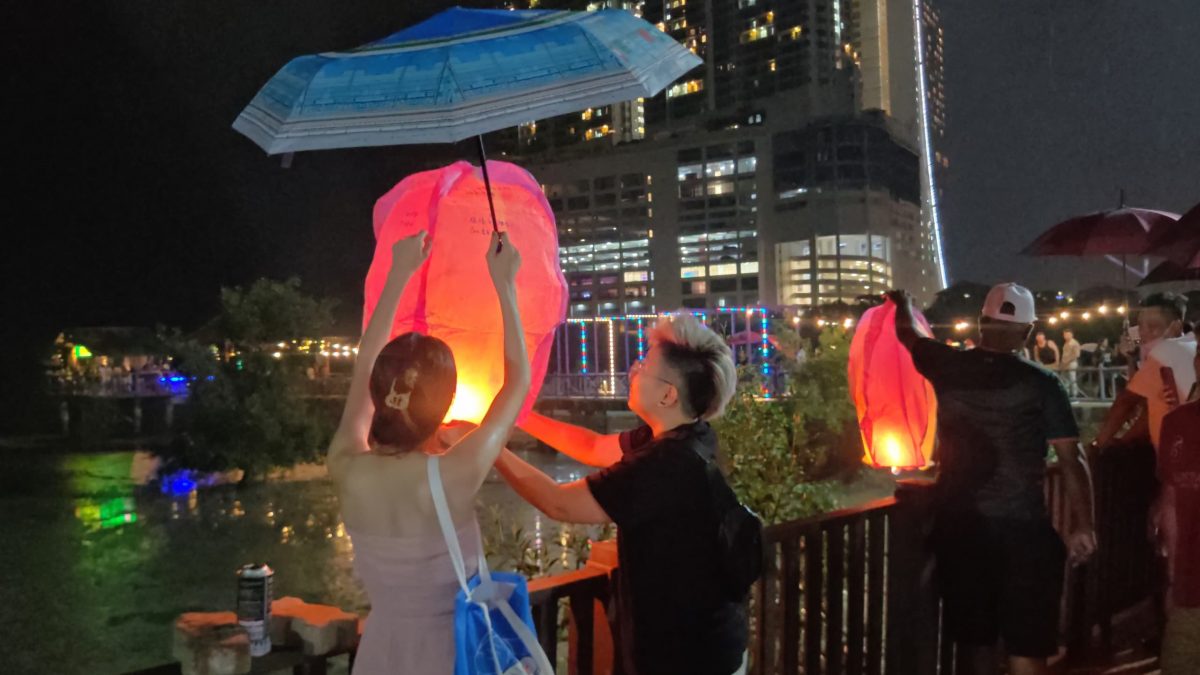 (古城第二版主文)细雨如丝市民到葡萄牙村尽情迎接圣诞节