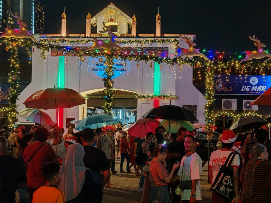 (古城第二版主文)细雨如丝市民到葡萄牙村尽情迎接圣诞节