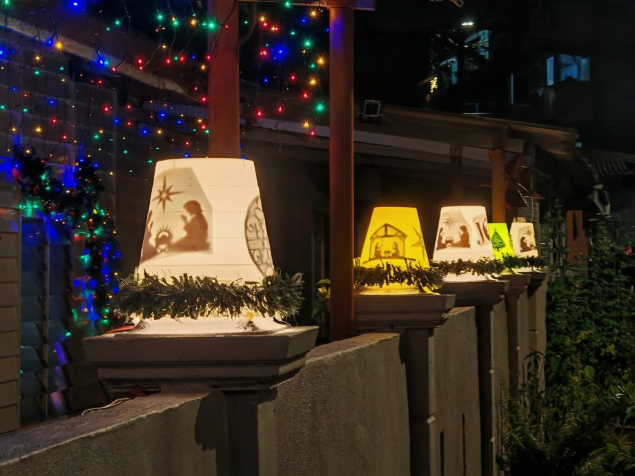 (古城第二版主文)细雨如丝市民到葡萄牙村尽情迎接圣诞节