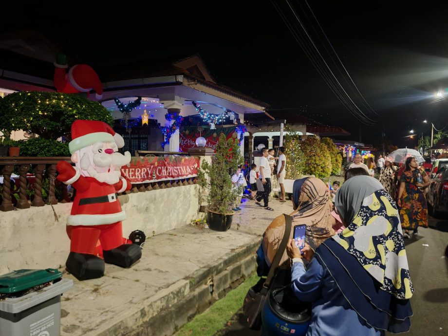 (古城第二版主文)细雨如丝市民到葡萄牙村尽情迎接圣诞节