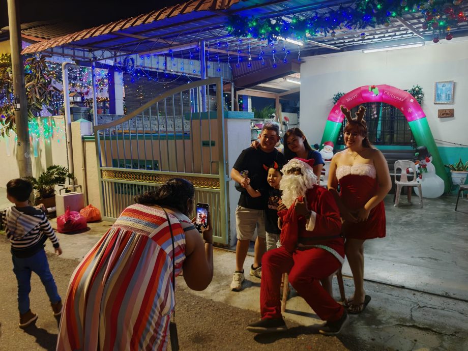 (古城第二版主文)细雨如丝市民到葡萄牙村尽情迎接圣诞节