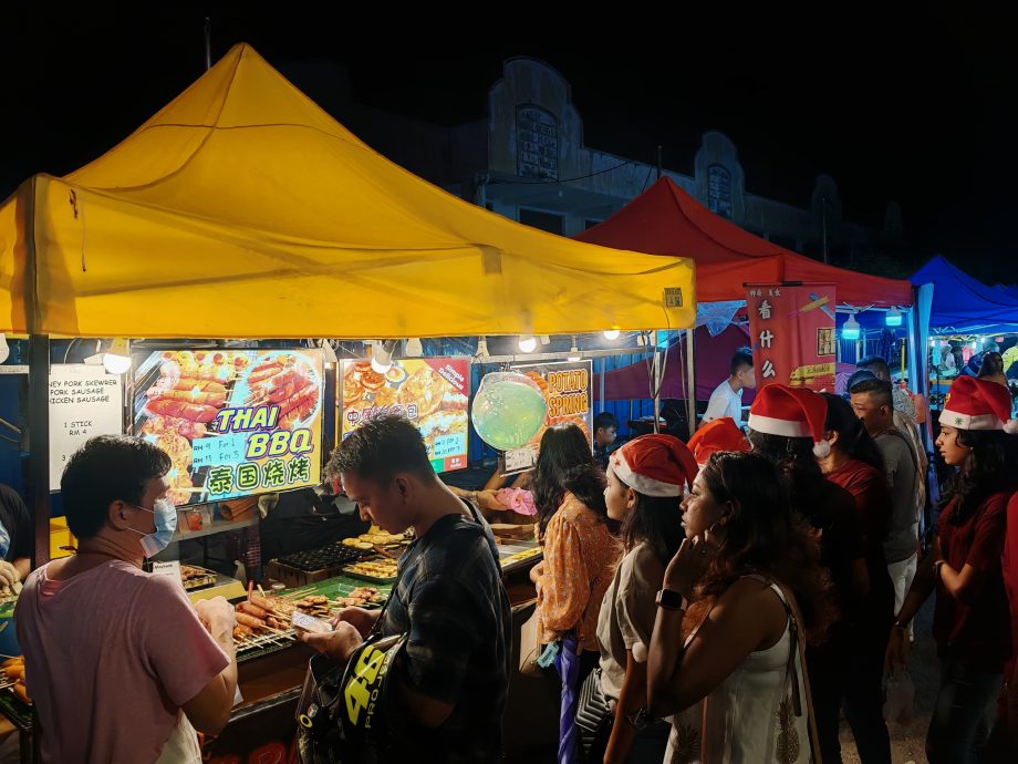 (古城第二版主文)细雨如丝市民到葡萄牙村尽情迎接圣诞节