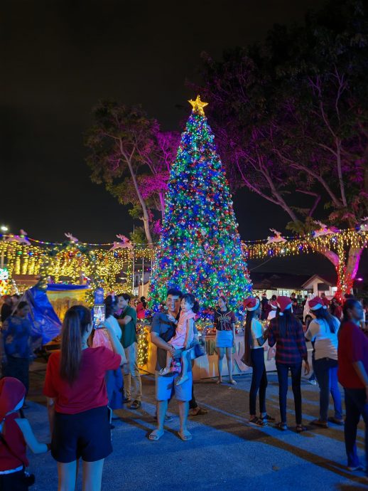 (古城第二版主文)细雨如丝市民到葡萄牙村尽情迎接圣诞节