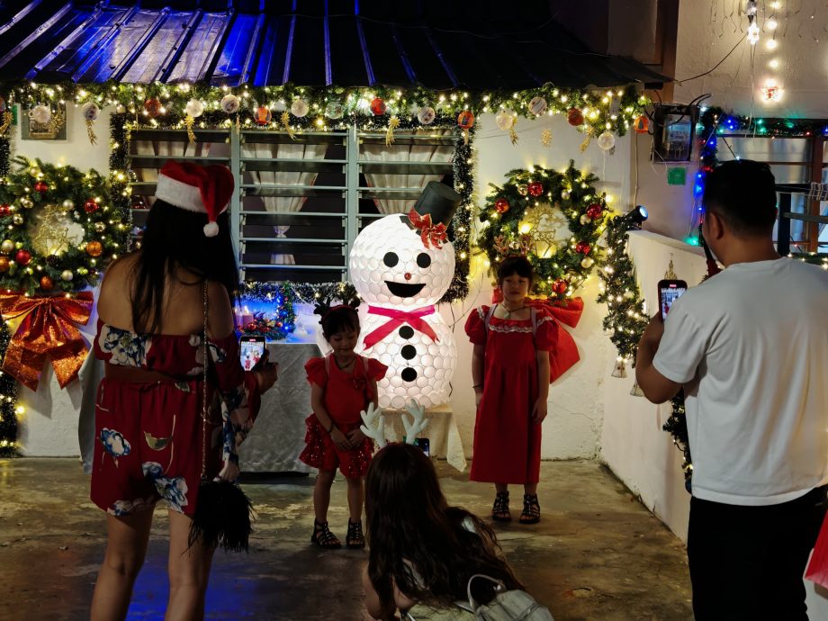 (古城第二版主文)细雨如丝市民到葡萄牙村尽情迎接圣诞节