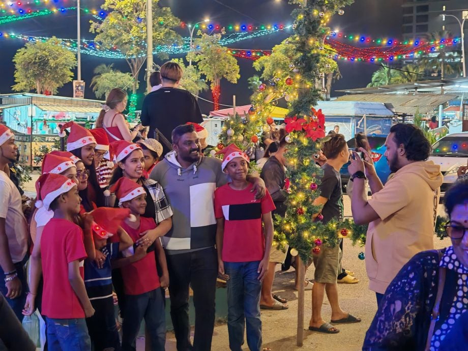 (古城第二版主文)细雨如丝市民到葡萄牙村尽情迎接圣诞节