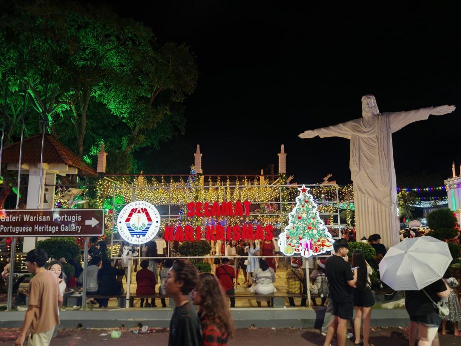 (古城第二版主文)细雨如丝市民到葡萄牙村尽情迎接圣诞节