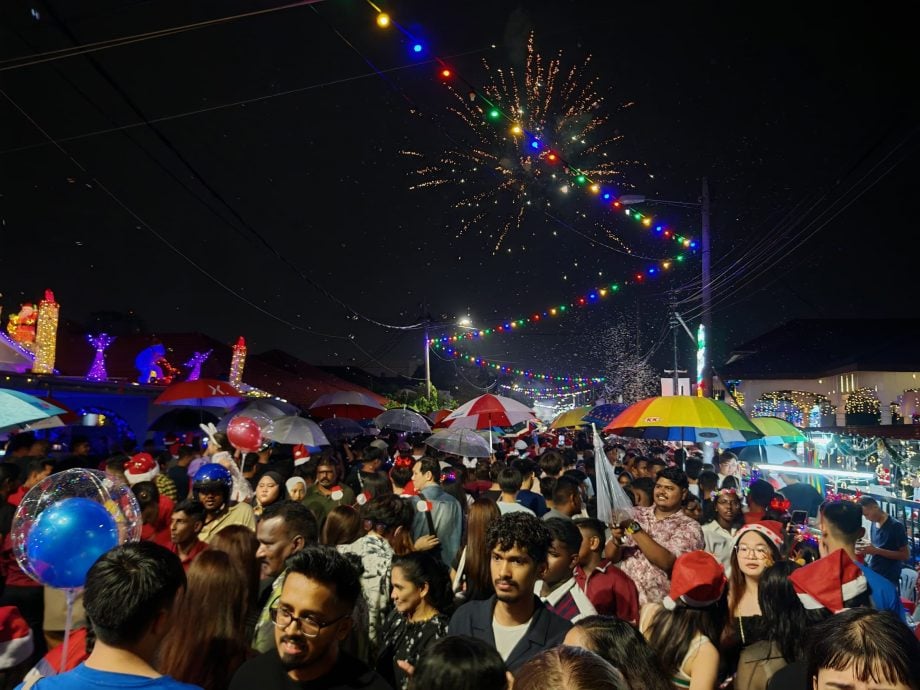 (古城第二版主文)细雨如丝市民到葡萄牙村尽情迎接圣诞节