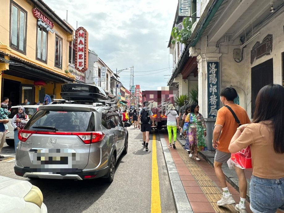 (古城第二版主文)老街停车位不足 车放人行道地砖破损