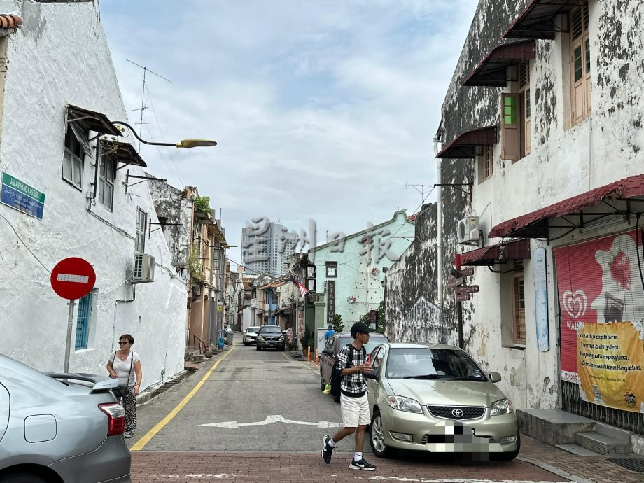 (古城第二版主文)老街停车位不足 车放人行道地砖破损