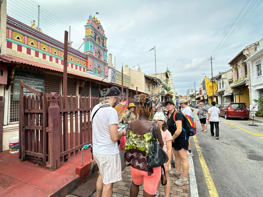 (古城第二版主文)老街停车位不足 车放人行道地砖破损