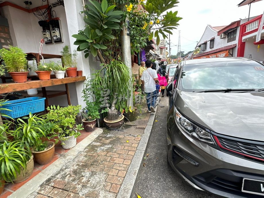 (古城第二版主文)老街停车位不足 车放人行道地砖破损