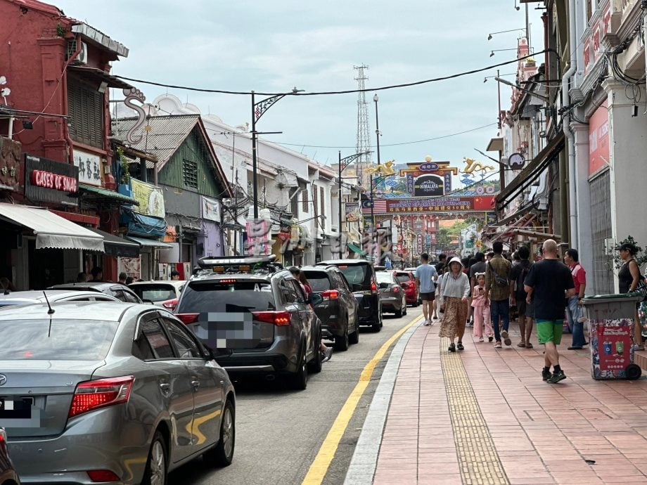 (古城第二版主文)老街停车位不足 车放人行道地砖破损
