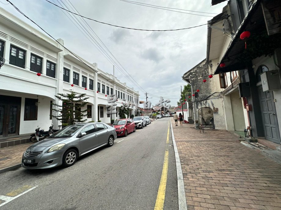 (古城第二版主文)老街停车位不足 车放人行道地砖破损